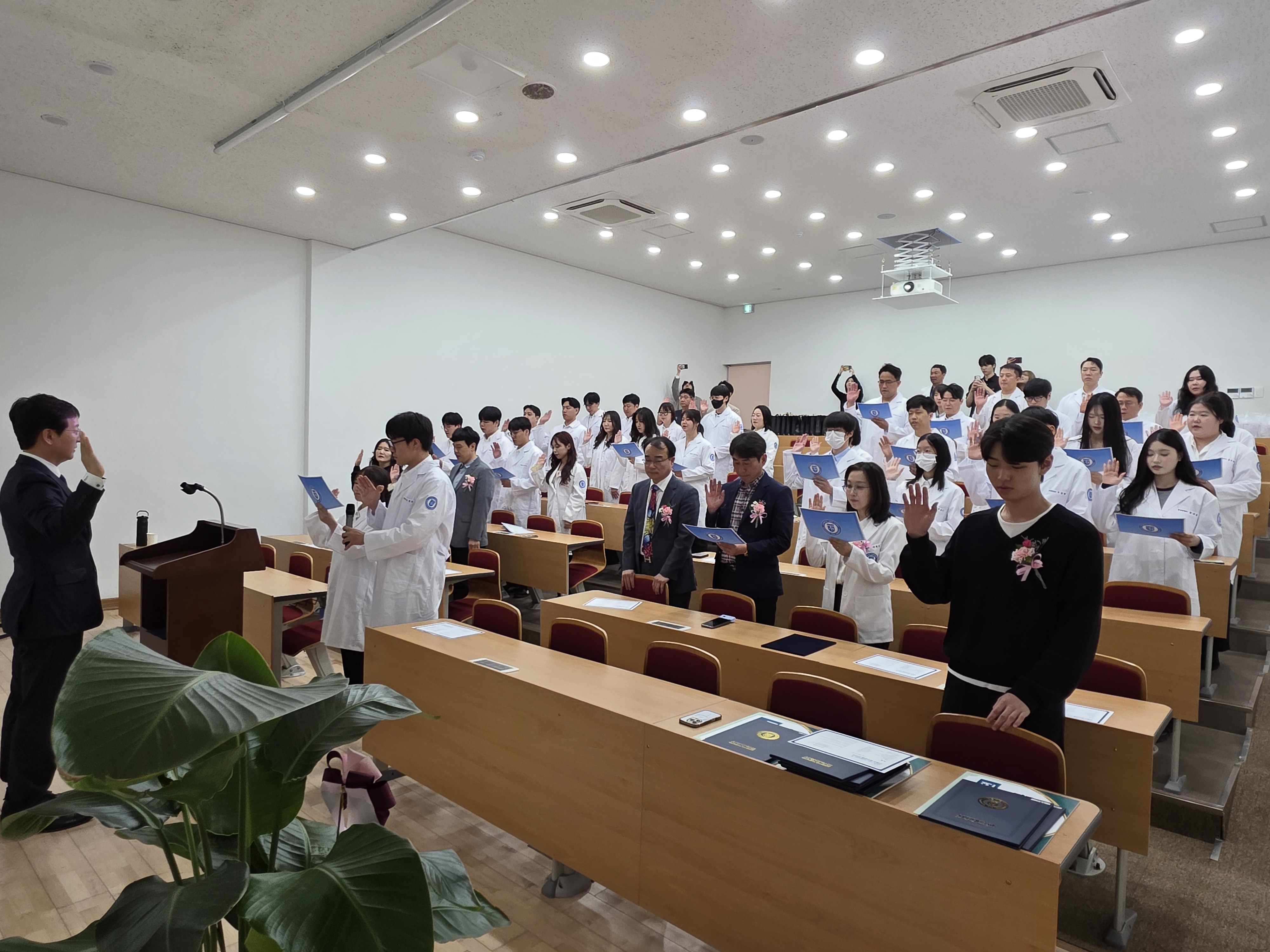 안경광학과_제7회 White Coat Ceremony 및 안경사 윤리강령 선서식 개최 상세정보 페이지로 이동하기